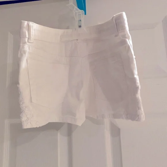Girls Crazy 8 White Jean Shorts - Picture 2 of 3